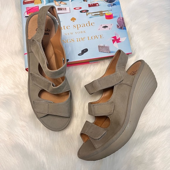 Clarks Women's Gray Wedge Sandals - Picture 1 of 8